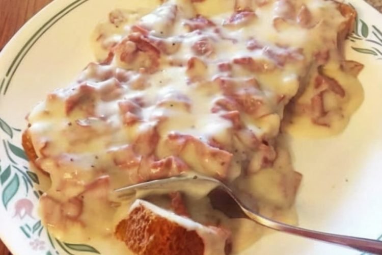 Creamed chipped beef in white sauce served over toast
