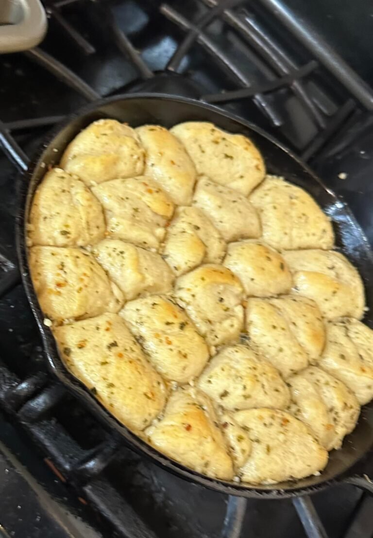 Pull-Apart Garlic Knots from Scratch – The Cast Iron Bread That Never Makes It to the Table Whole